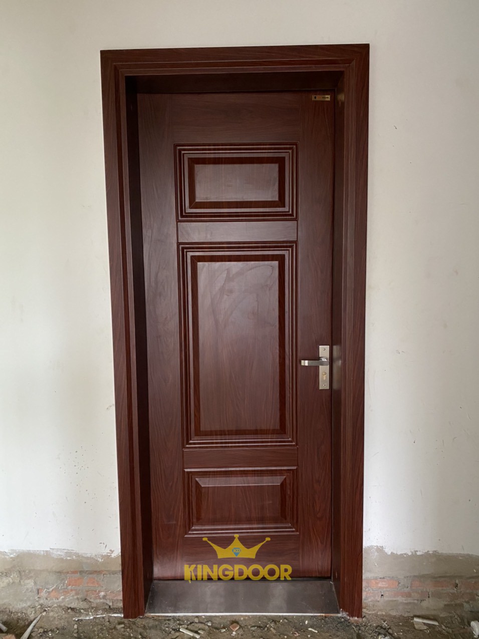 Cửa Thép Vân gỗ Mẫu Mới Cổ Điển